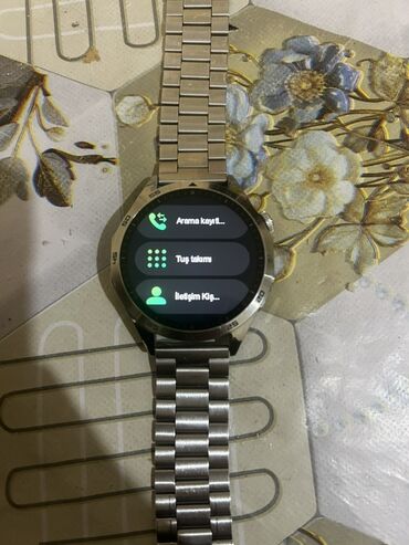 Smart saatlar: Metal qayışlı, dairəvi displeyli ağıllı saat. Xüsusiyyətlər: - Tam — 3
