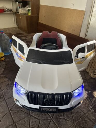 Uşaqlar üçün Toyota Land Cruiser Prado modelində dizayn edilmiş ağ