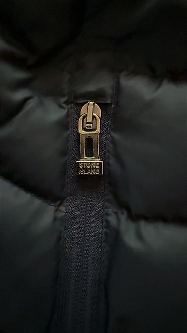 Женская одежда: Пуховая жилетка Stone Island с капюшоном, размер M. - Цвет — 2