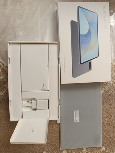 Planşetlər: Irshad Electronics mağazalar şəbəkəsindən alınıb. Telefon üzərində