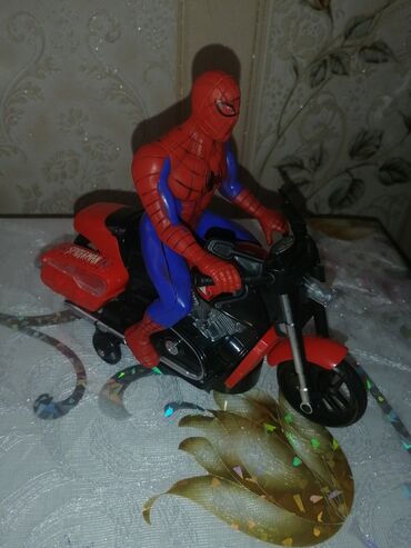 robot maşınlar: Spider man motoskletde oyuncaq hörümçək adam. Sumqayıt