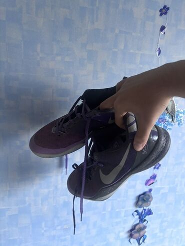 Босоножки, сандалии, шлепанцы: Məhsul: Nike basketbol krosovkaları - Rəng: tünd bənövşəyi/göy