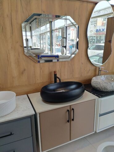 Oval formalı qara rəngli çanaq lavabosu ilə birlikdə olan bu hamam