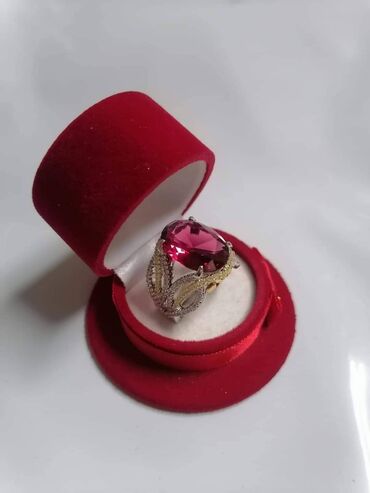 Prstenje: Prsten Vel:10
Cena:1300din — 5