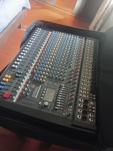 Микрофоны: Dynacord PowerMate 1600 modeli mikser konsolu. Bu mikser, səsin idarə