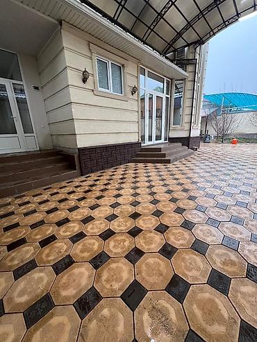 Продажа коттеджей и домов: Продаётся частный дом с просторным двором и навесом. Основные — 3