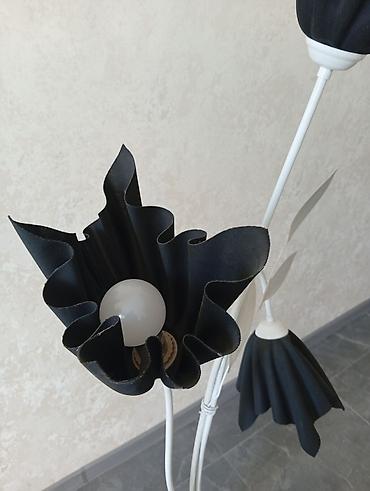 3d qelem bakida: Güllə formasında dekorativ torşer - Dizayn: Ağ metal gövdə və — 3
