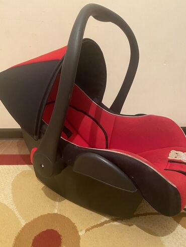 детское кресло в автомобиль: Автокресло, цвет - Красный, Б/у