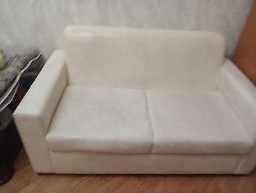 Ağ rəngli iki nəfərlik divan - Minimalist dizayn: düz xətlər, alçaq