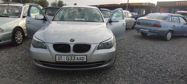 термостат фит: Автомобиль BMW 5 серии в серебристом цвете. Седан с черным кожаным
