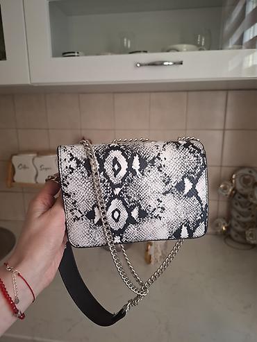 statement ogrlice: Prada Mini tašna sa zmijskim printom i metalnim detaljima - Model — 2