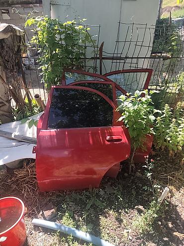 Автозапчасти: Продаю двери Мазда 121 цена договорная — 1