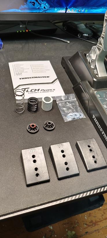 Рули: Комплект для симрейсинга Thrustmaster + аксессуары Состав: - Руль — 18