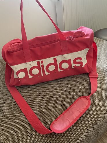 kopačke za devojčice: Adidas torba za trening. Velika je i staje puno stvari. Izgrebana