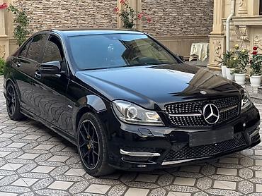 smart avtomobil: Mercedes-Benz C‑Class sedan, qara rəng, AMG üslublu eksteryer paketi — 3