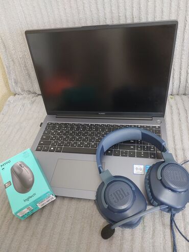 Masaüstü kompüterlər və iş stansiyaları: Intel Core i5, 64 çox GB, 18 "