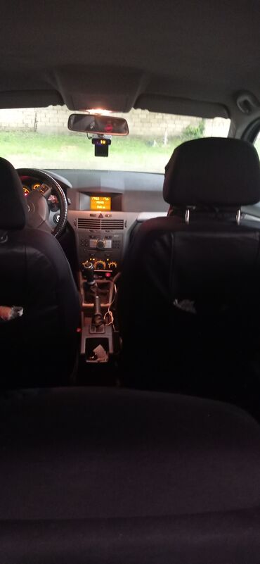 Opel: Qara rəngdə olan Opel Astra universal avtomobili. Avtomobilin ön — 6