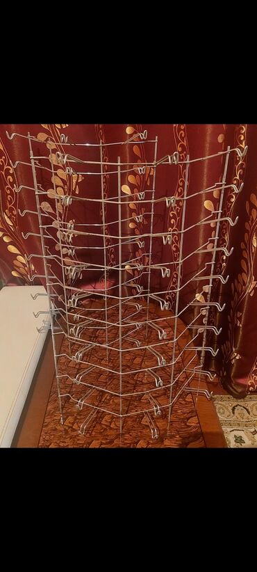 Aksesuarlar üçün vitrinlər: Dönən metal asqılı vitrin stendi - Material: möhkəm metal tel