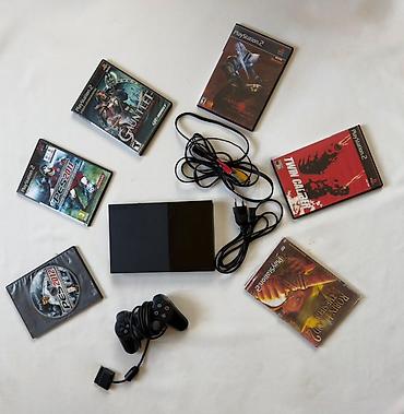 oyun sukan dəsti: PlayStation 2 oyun konsolu dəsti. Dəstə şəkildə görünənlər daxildir — 1