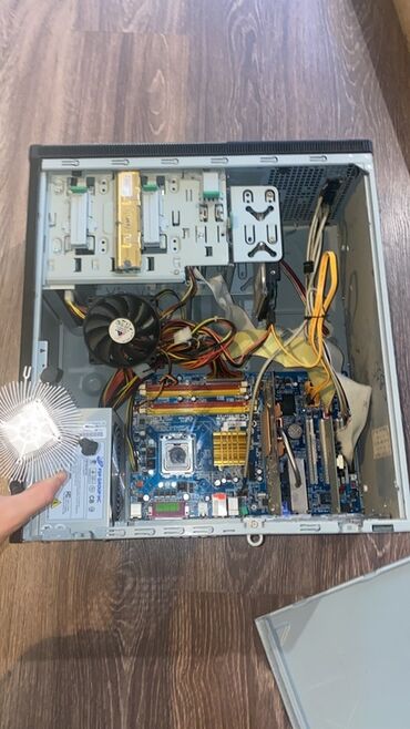 planşetlər: Masaüstü PC sistem bloku - Korpus: NEXT midi tower, ön paneldə 2x