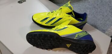 Кроссовки и спортивная обувь: Футбольные бутсы (залник) Adidas чистый оригинал 37 размер в