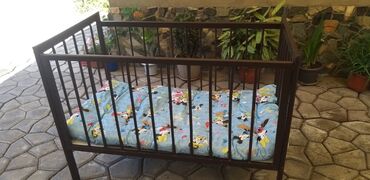 ватные матрацы: Продаю кровать детскую б/у. деревённая с матрасом ватным