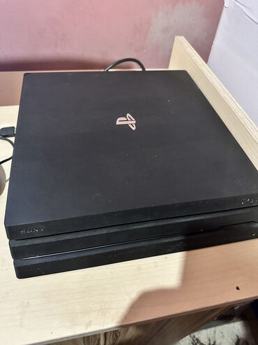 купить sony playstation 4: Playstation 4 pro 500 Gb Hec bir problemi yoxdur usdunde 2 orjinal 2