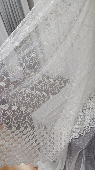 Pərdə və tüllər: Zərif ağ tül pərdə, üzərində incə naxışlarla bəzədilib. Otağınıza — 4