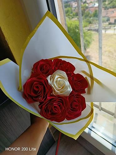 zelena pasta za ciscenje: 🌹 **BUKET OD 7 SATENSKIH RUŽA – 1.100 DIN** 🌹 Savršen poklon za dragu — 1