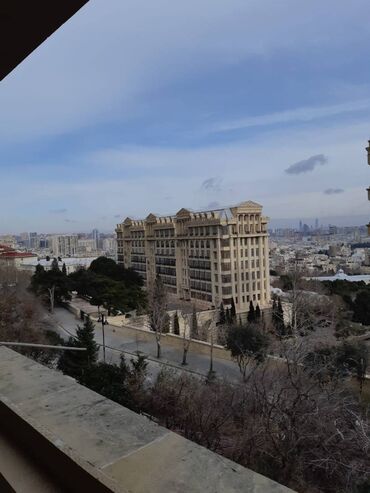 Uzunmüddətli kirayə mənzillər: İçəri şəhər metrosu yanınında mənzil kirayə verilir. Mərtəbə 5/2 — 12