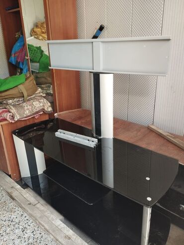 TV altlığı: Düz TV altlığı, Polkalı, Şüşəli