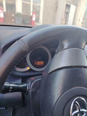 rav 4: Toyota RAV4 – qırmızı gövdə rəngi, arxa qapıda ehtiyat təkər örtüyü — 4