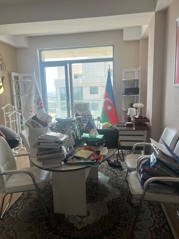 Ofis dəst mebeli: Ofis masa dəsti satılır 300 azn.Dəstə daxildir-5 kreslo və 1