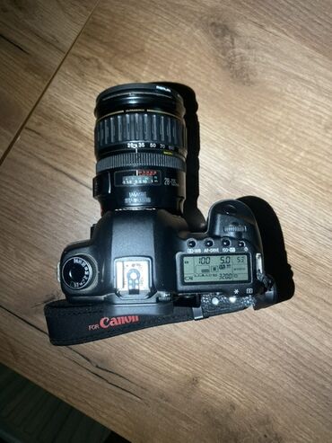 eos 1100d: Зеркальная фотокамера Canon EOS с зум-объективом Canon EF 28-135mm