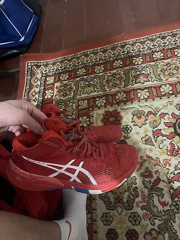волейбольные формы: Мужские кроссовки, 40.5, Asics, Б/у, цвет - Красный — 1