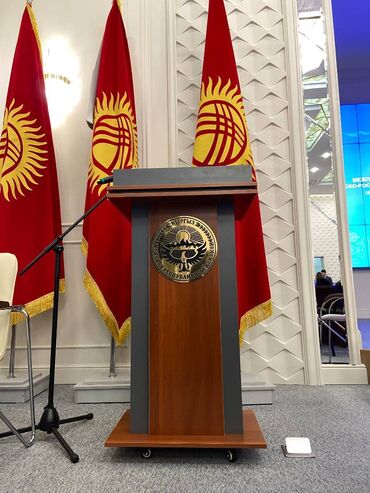 Стулья, табуреты: Трибуна для выступлений