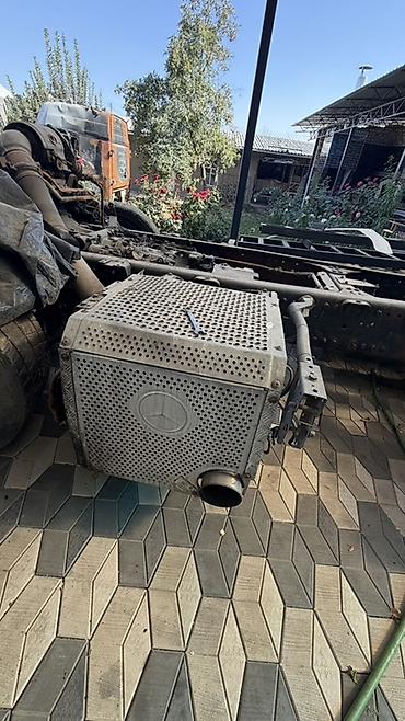 видно: Мерседес актрос мп3 на запчасть после пожара и фары бампера есть Бак — 3
