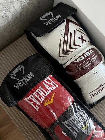champ: Боксерские перчатки в чехлах Venum (2 пары) 1500 сом за пару Новые, в — 2