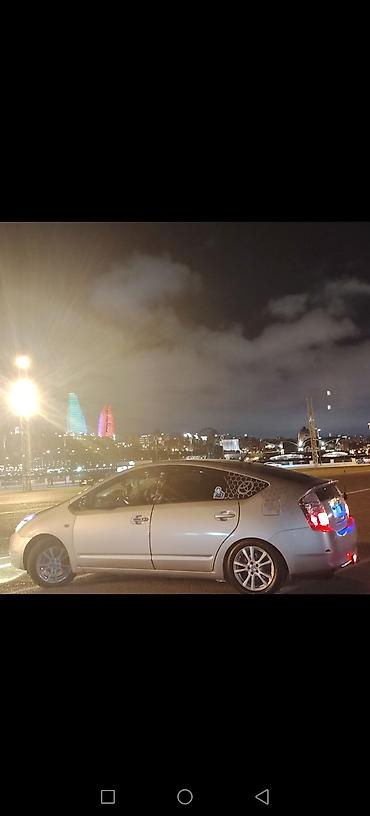 prius qapı: Toyota Prius hibrid sedan - Kuzov: gümüş rəng, 5 qapı, aerodinamik — 1