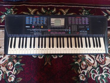 караоке микрафон: Электронный синтезатор Yamaha PSR-290, оснащенный 61 полноразмерной