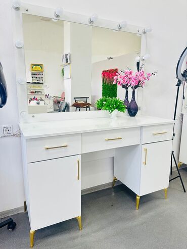 bərbər mebeli: Ayla91.Üç eded salon mebeli tezedi heç işlenmiyib biri 350 manata