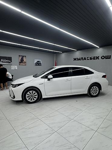 приус 2024: Toyota Corolla: 2022 г., Гибрид, Седан — 9