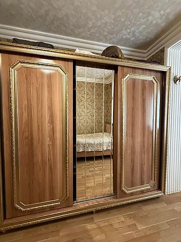 utu dolabı: İşlənmiş, 3 qapılı, Güzgülü, Qəhvəyi, Taxta, Kupe, Düz dolab — 1