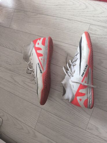 кызыл бирдик: Эркектердин кроссовкасы, 41, Nike, Колдонулган, түсү - Ак, Өзү алып кетүү