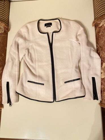 qadın jaketi: Massimo Dutti qadın jaketi - Rəng: açıq bej (krem), qara detallarla -