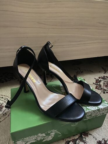 черные туфли с бантом: Туфли 37.5, цвет - Черный