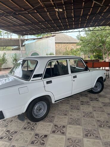 kvadrasikl satışı: VAZ 2107 modeli, sadə ağ rəngdə və klassik sedan dizaynına malikdir