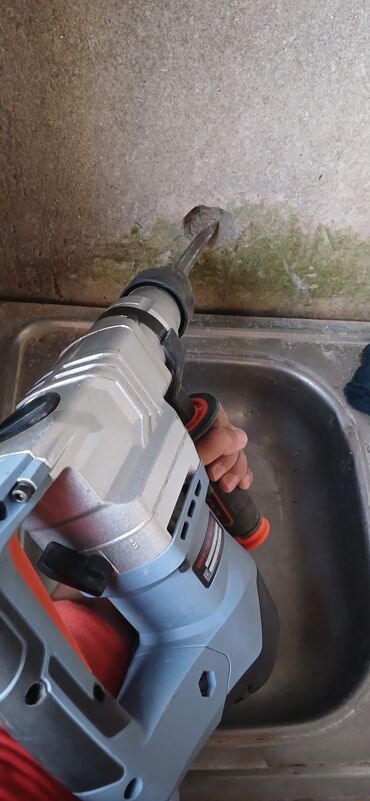 İş: Santexnik ustası. 6 ildən artıq təcrübə