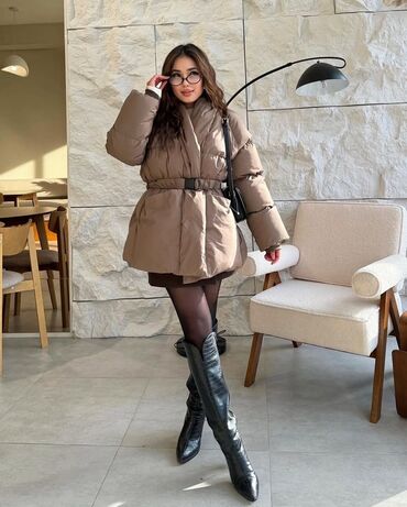 button куртка двухсторонняя: Женская утеплённая куртка-пуховик с поясом - Крой: укороченная длина