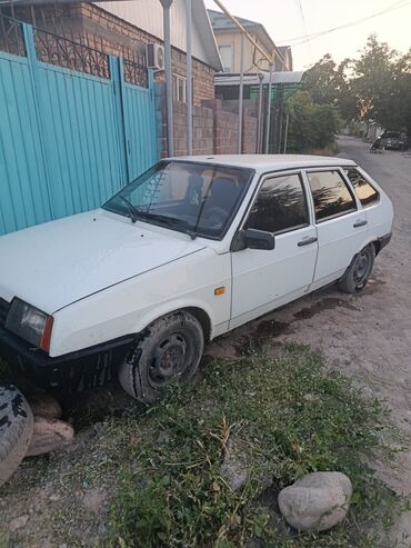 ВАЗ (ЛАДА): Автомобиль ВАЗ-2109 белого цвета, пятидверный хэтчбек. Эта модель